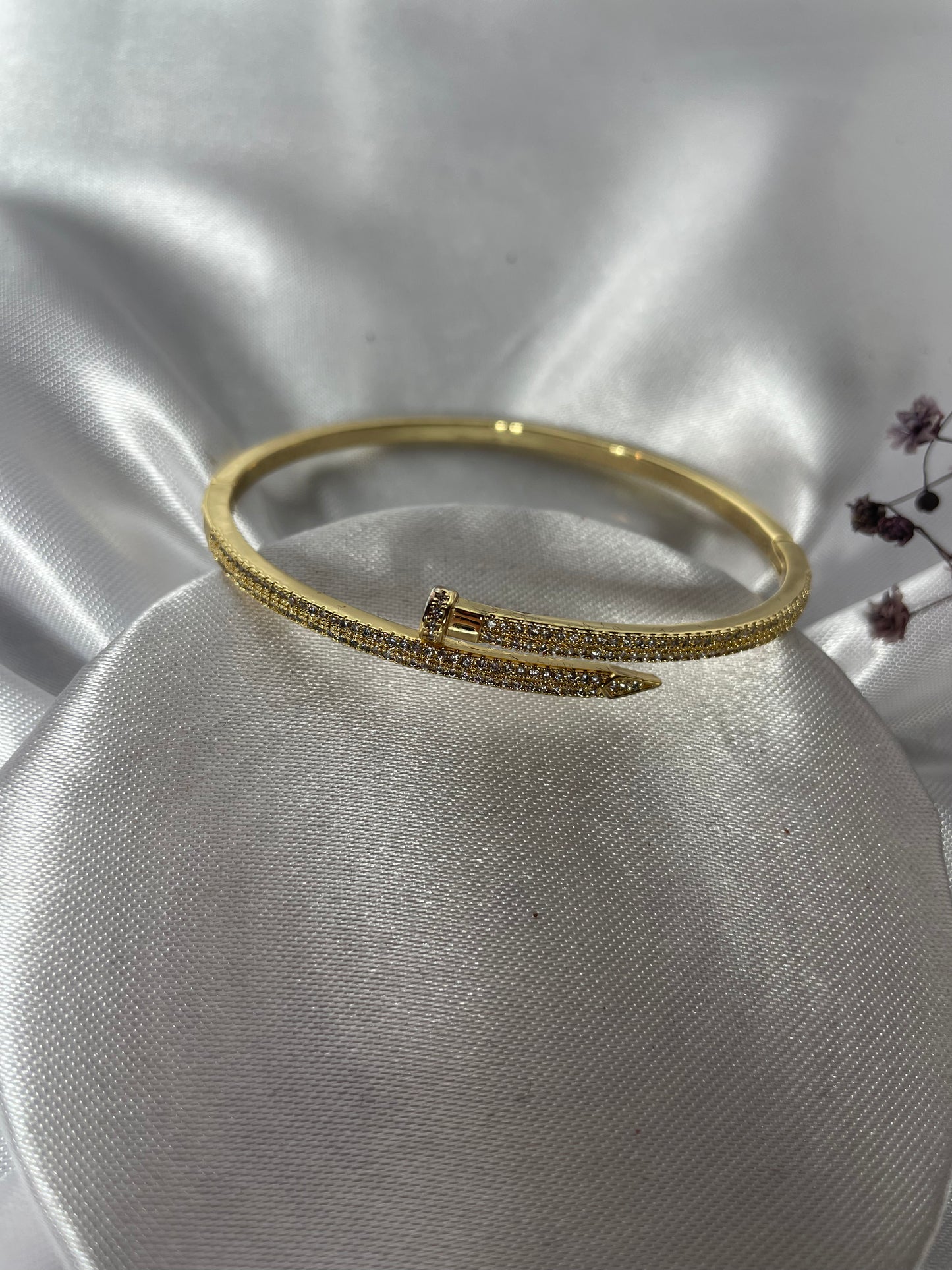 Nagel Armreifen mit Zirkoniasteinen