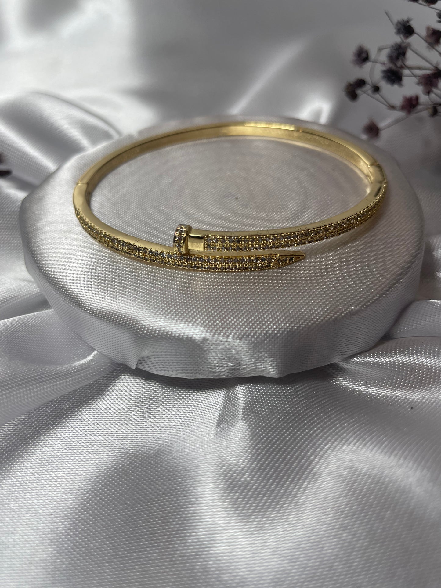 Nagel Armreifen mit Zirkoniasteinen