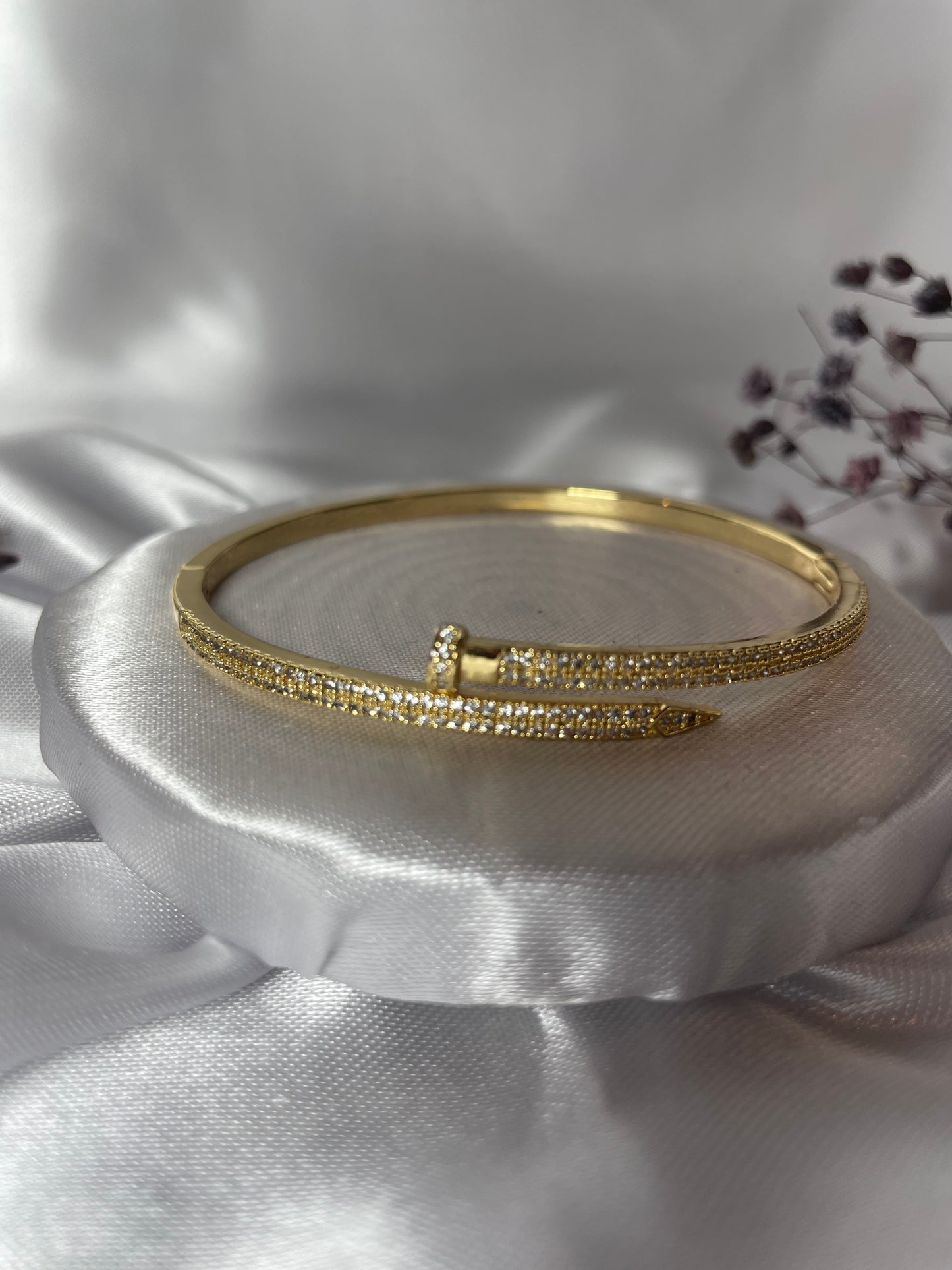 Nagel Armreifen mit Zirkoniasteinen