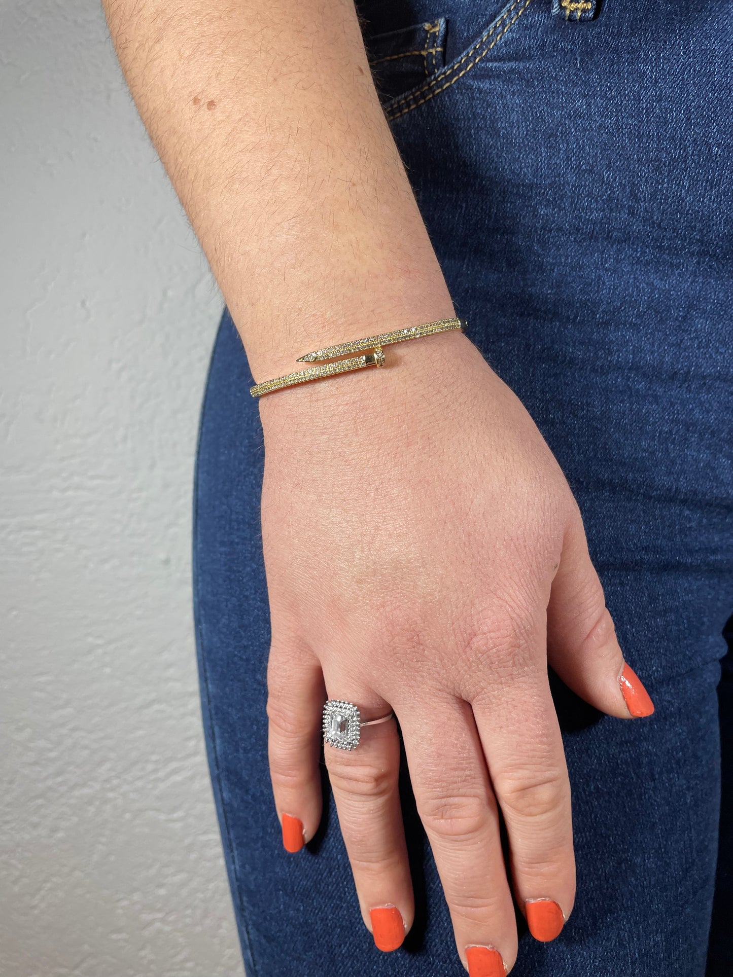 Nagel Armreifen mit Zirkoniasteinen