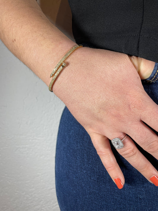 Nagel Armreifen mit Zirkoniasteinen